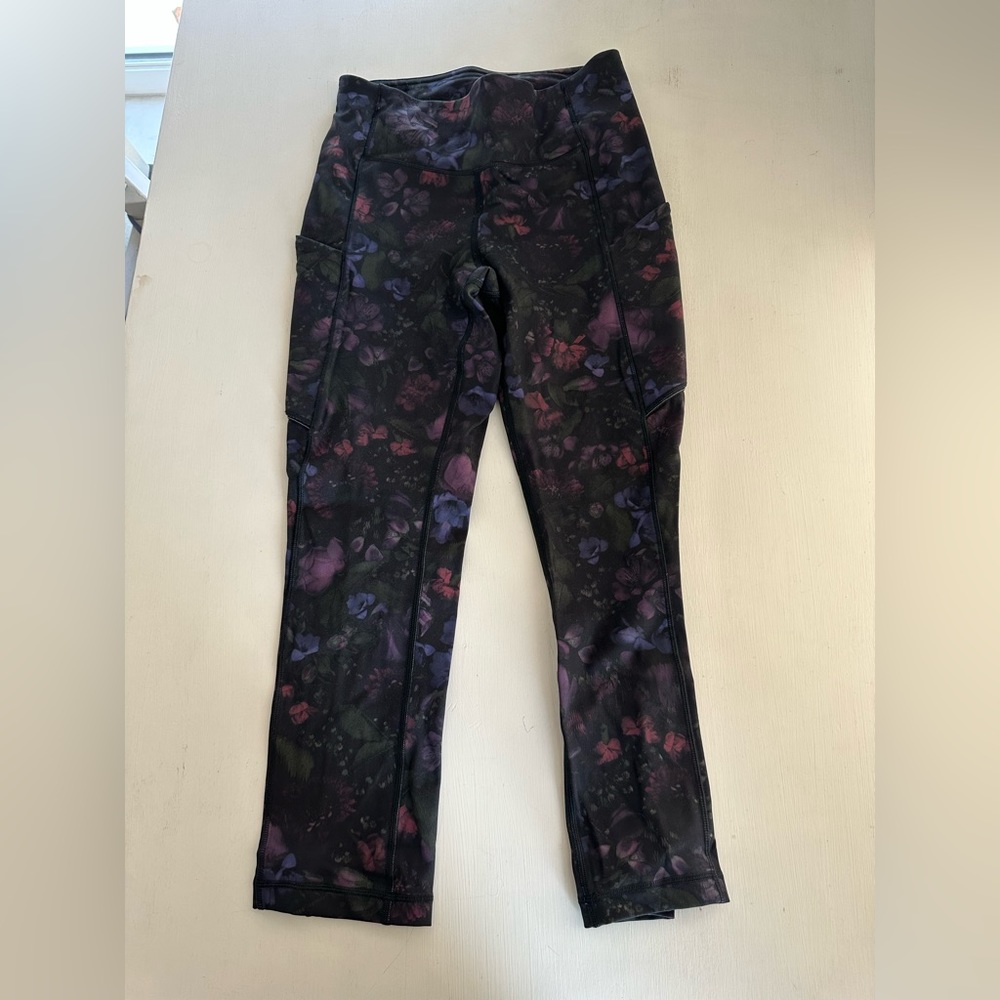 Lululemon cropped tight in black floral 21”, size 4